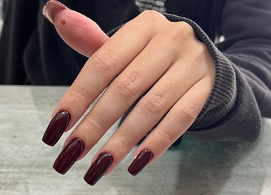 Manicure con smalto bordeaux a Estetica lab e spa, Volla, Campania, IT. Unghie ben curate e lussuose.
