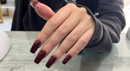 Manicure con smalto bordeaux a Estetica lab e spa, Volla, Campania, IT. Unghie ben curate e lussuose.