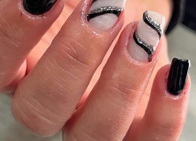 Manicure moderna a Estetica lab e spa, Volla, Campania, IT con unghie decorate in nero e bianco.