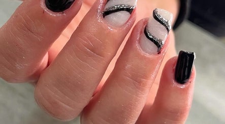 Manicure moderna a Estetica lab e spa, Volla, Campania, IT con unghie decorate in nero e bianco.