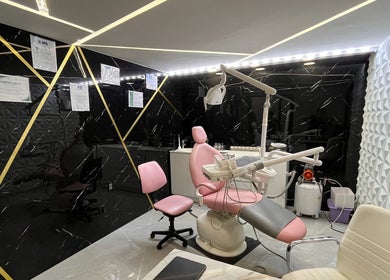 Consultorio dental moderno en Perfect Bite, Cuautitlán Izcalli, Estado De México, MX, con sillón rosa y diseño elegante.
