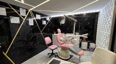 Consultorio dental moderno en Perfect Bite, Cuautitlán Izcalli, Estado De México, MX, con sillón rosa y diseño elegante.