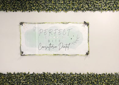 Logo de Perfect Bite en una pared decorada con plantas en Cuautitlán Izcalli, Estado De México, MX.