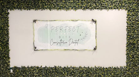 Logo de Perfect Bite en una pared decorada con plantas en Cuautitlán Izcalli, Estado De México, MX.