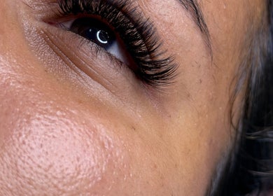 Extensiones de pestañas en Lucero's Lash Studio, Willemstad, CW, resaltando una mirada encantadora.