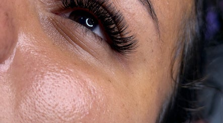 Extensiones de pestañas en Lucero's Lash Studio, Willemstad, CW, resaltando una mirada encantadora.