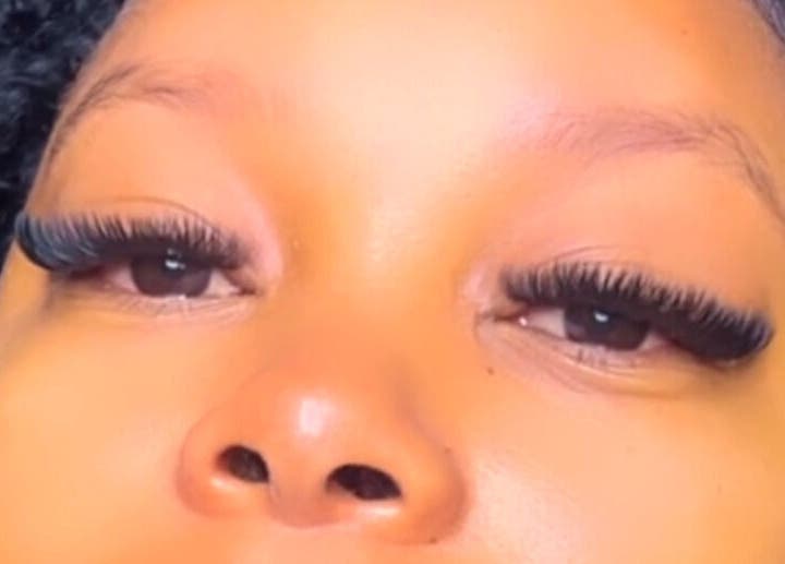 Extensiones de pestañas en Lucero's Lash Studio, Willemstad, CW, realzan la belleza natural.