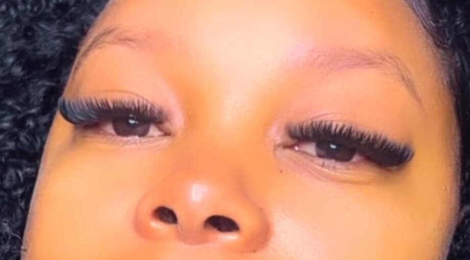 Extensiones de pestañas en Lucero's Lash Studio, Willemstad, CW, realzan la belleza natural.