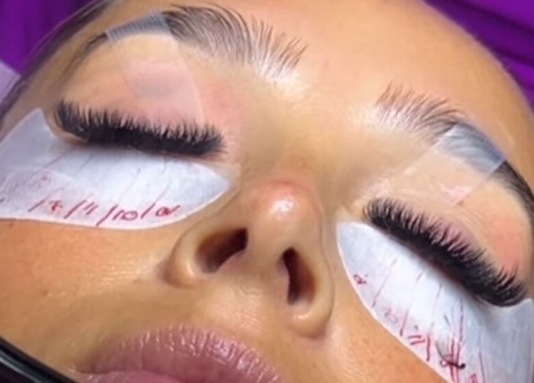 Extensiones de pestañas en Lucero's Lash Studio, Willemstad, CW, brindan un acabado perfecto y elegante.