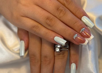 Elegante Nageldesigns bei LUMINA Beauty Boutique in Schaan, CH mit strahlenden Akzenten.