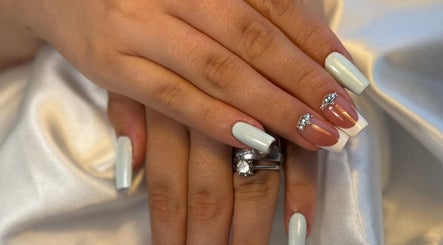 Elegante Nageldesigns bei LUMINA Beauty Boutique in Schaan, CH mit strahlenden Akzenten.