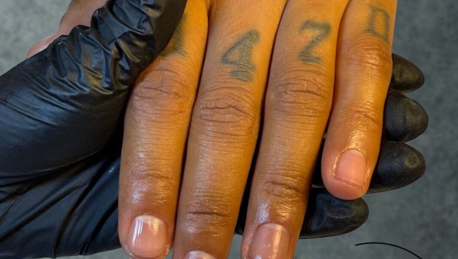 Gepflegte Hände mit Tattoos bei LUMINA Beauty Boutique in Schaan, Sankt Gallen, CH. Professionelle Nagelpflege.