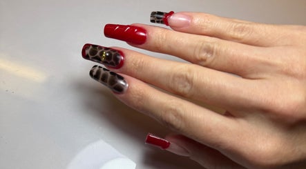 Elegante Nageldesigns bei LUMINA Beauty Boutique, Schaan, Sankt Gallen, CH - Rot und Leopardenmuster