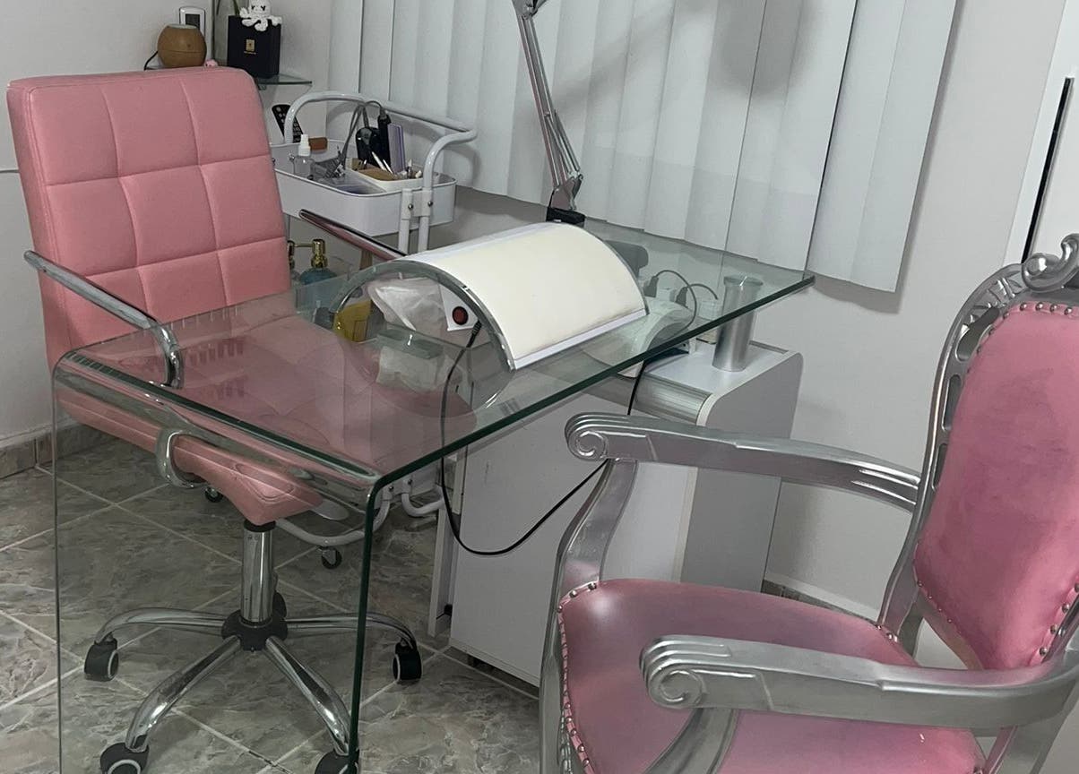 Sala de belleza en Gystudio, Willemstad, Curaçao, CW con silla y mesa de manicure en tonos rosa.
