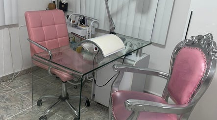 Sala de belleza en Gystudio, Willemstad, Curaçao, CW con silla y mesa de manicure en tonos rosa.
