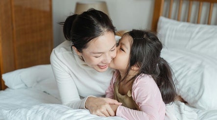 Mother and child sharing a joyful moment at Oak Soul Collective – Virtual ABA + Wellness Coaching, Oakland, California, US.