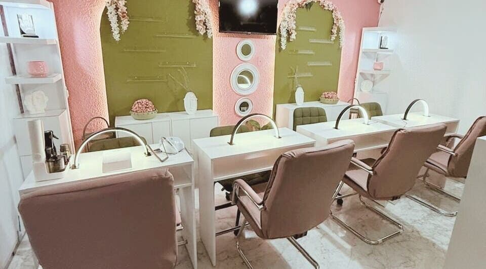 Estación de manicura moderna en Pure-Beauty-Co., Ciudad De México, Ciudad De México, MX.