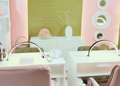 Área de manicure elegante en Pure-Beauty-Co., Ciudad De México, Ciudad De México, MX, con decoración moderna.