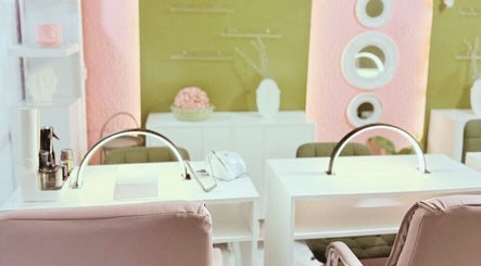 Área de manicure elegante en Pure-Beauty-Co., Ciudad De México, Ciudad De México, MX, con decoración moderna.