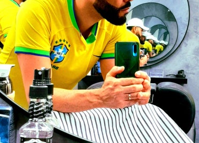 Cliente em Vaguinho Barber, Dublin, County Dublin, IE, com espelho refletindo cortes de cabelo estiloso.