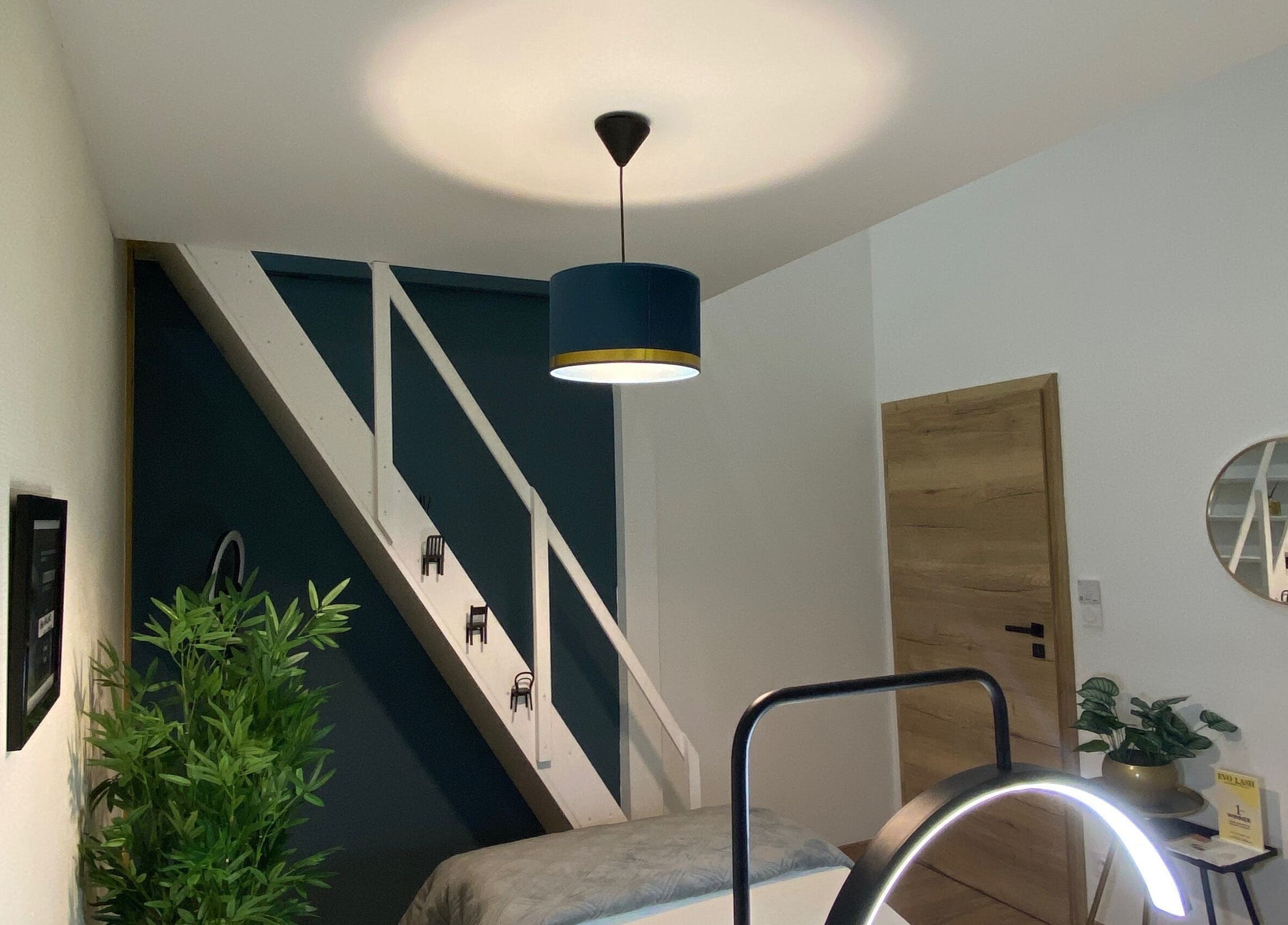 Intérieur élégant chez Pro extensions, Curtil-vergy, Bourgogne-franche-comté, FR. Décor moderne et apaisant.