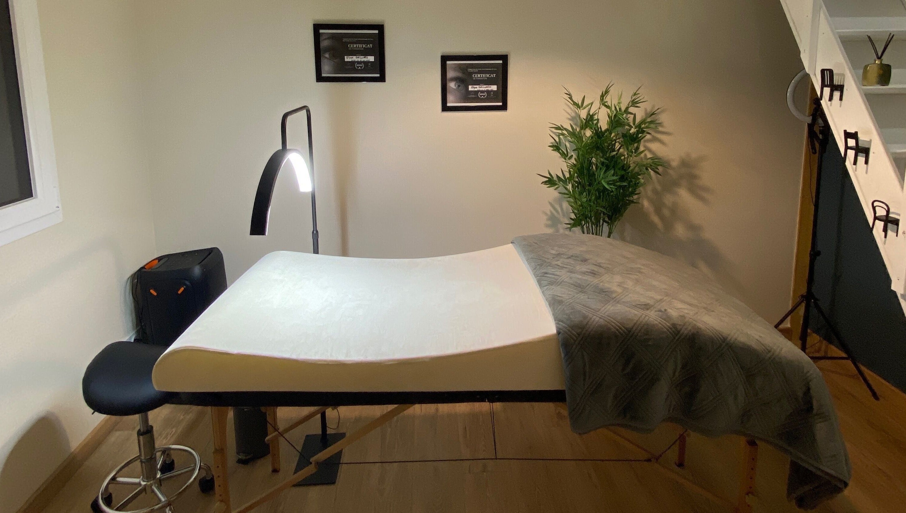 Salle de soins élégante à Pro Extensions, Curtil-vergy, Bourgogne-franche-comté, FR. Confort et relaxation garantis.