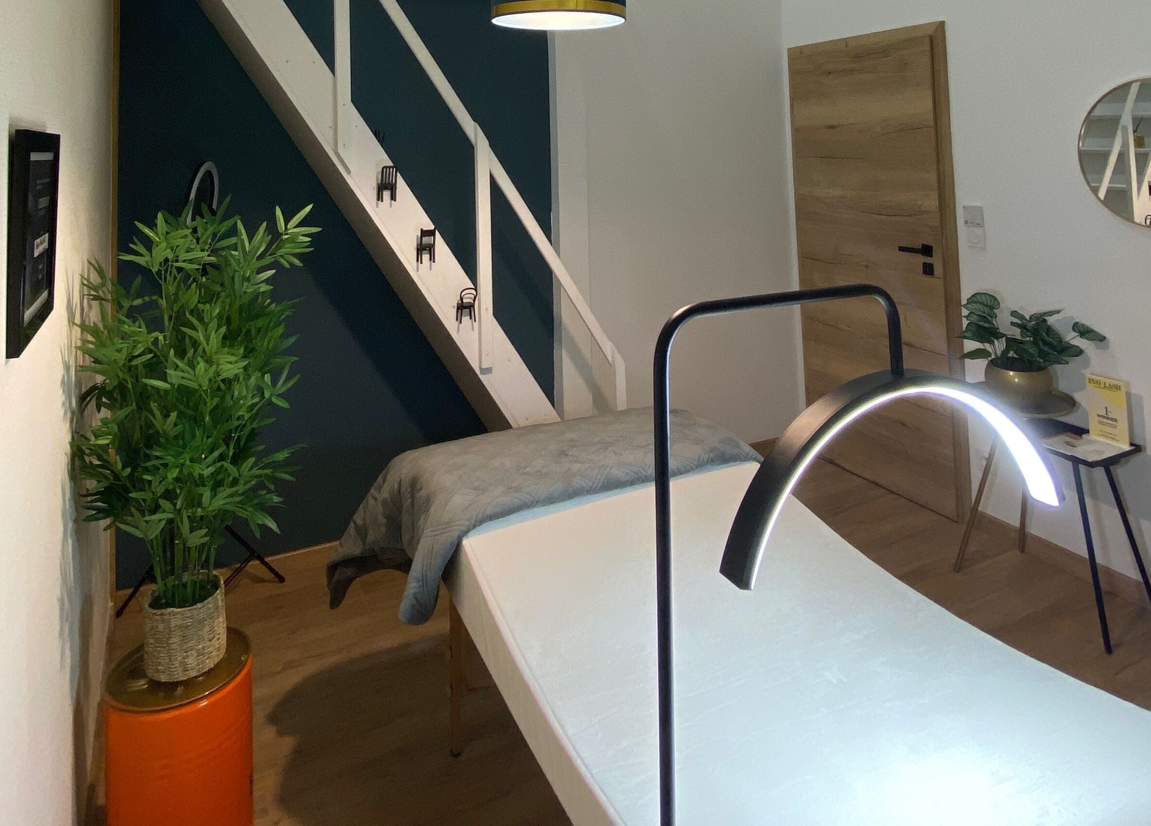 Salle de soins moderne chez Pro Extensions, Curtil-vergy, Bourgogne-franche-comté, FR.