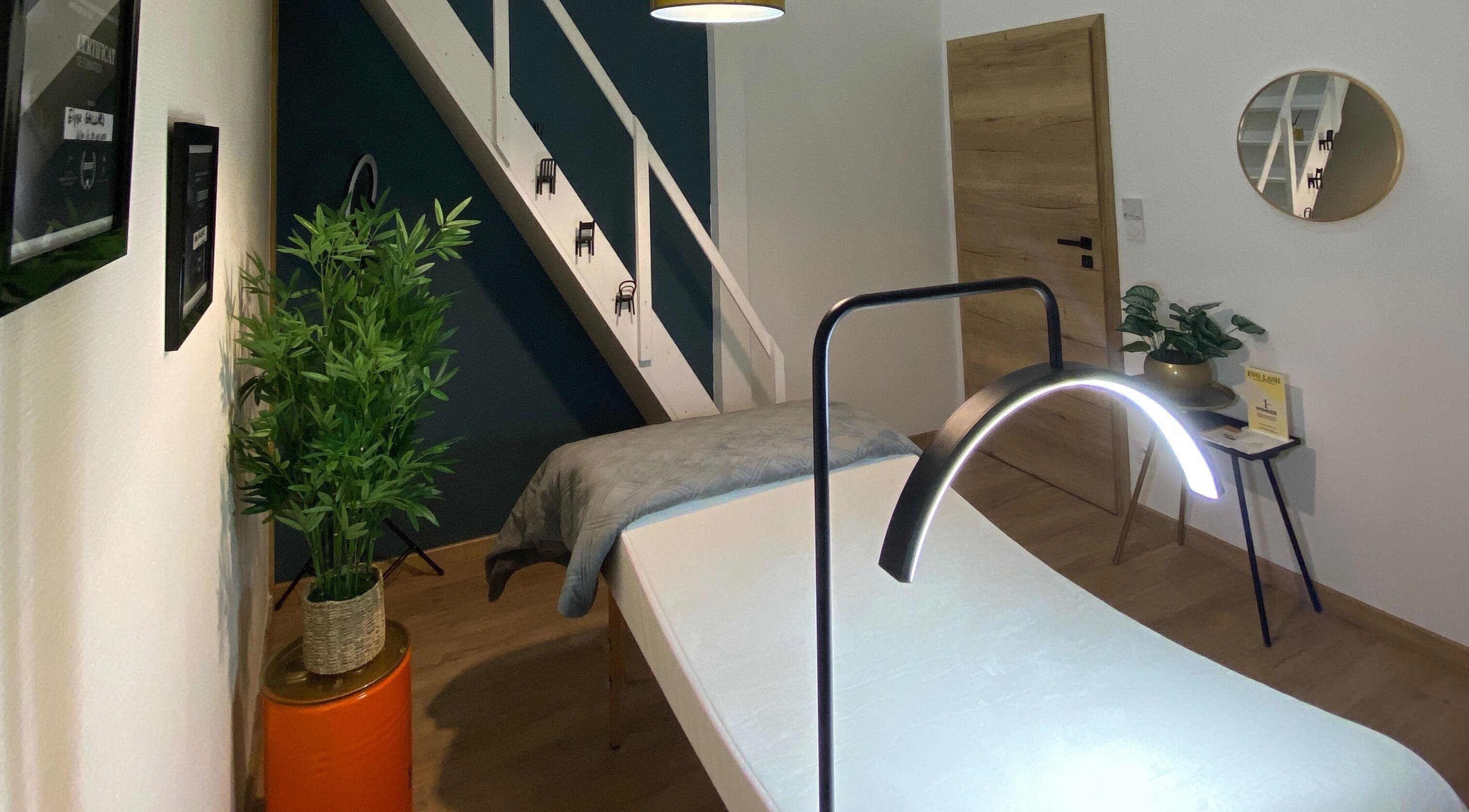 Salle de soins moderne chez Pro Extensions, Curtil-vergy, Bourgogne-franche-comté, FR.