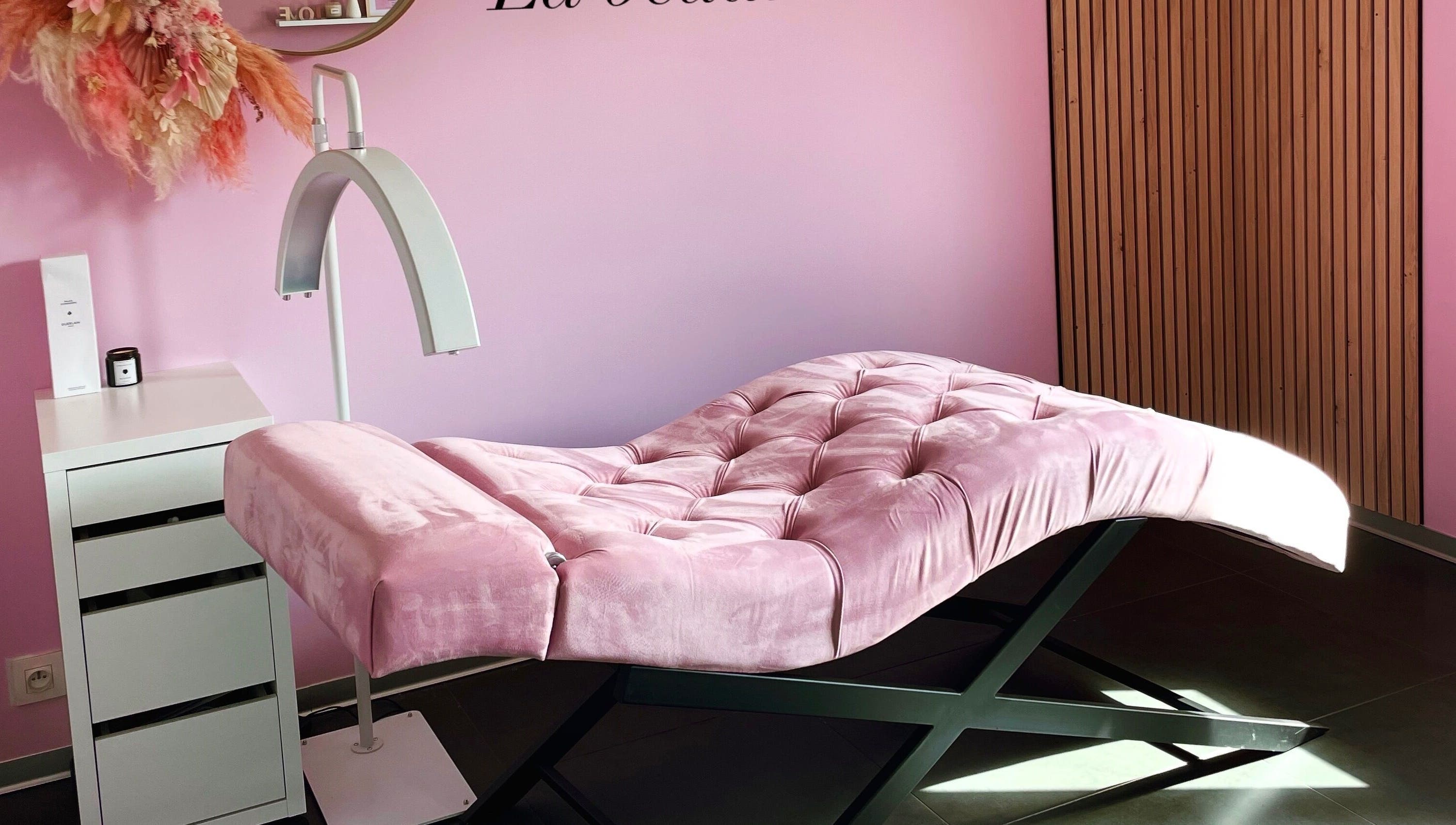 Cabine rose élégante à La beauté rosée, Hirsingue, Grand Est, FR pour détente et soins.