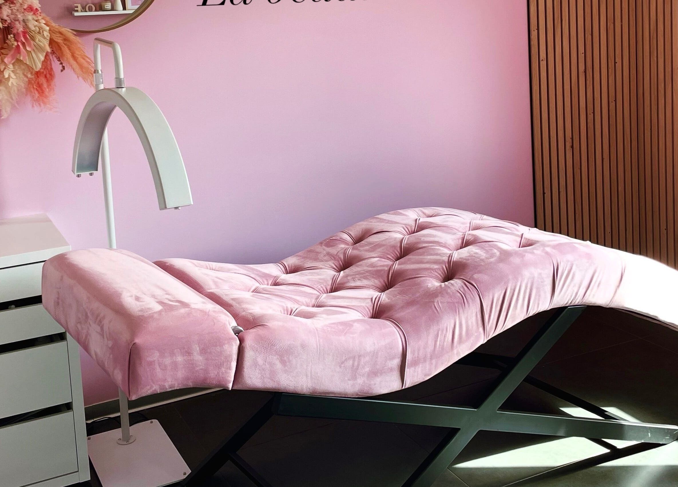 Cabine rose élégante à La beauté rosée, Hirsingue, Grand Est, FR pour détente et soins.