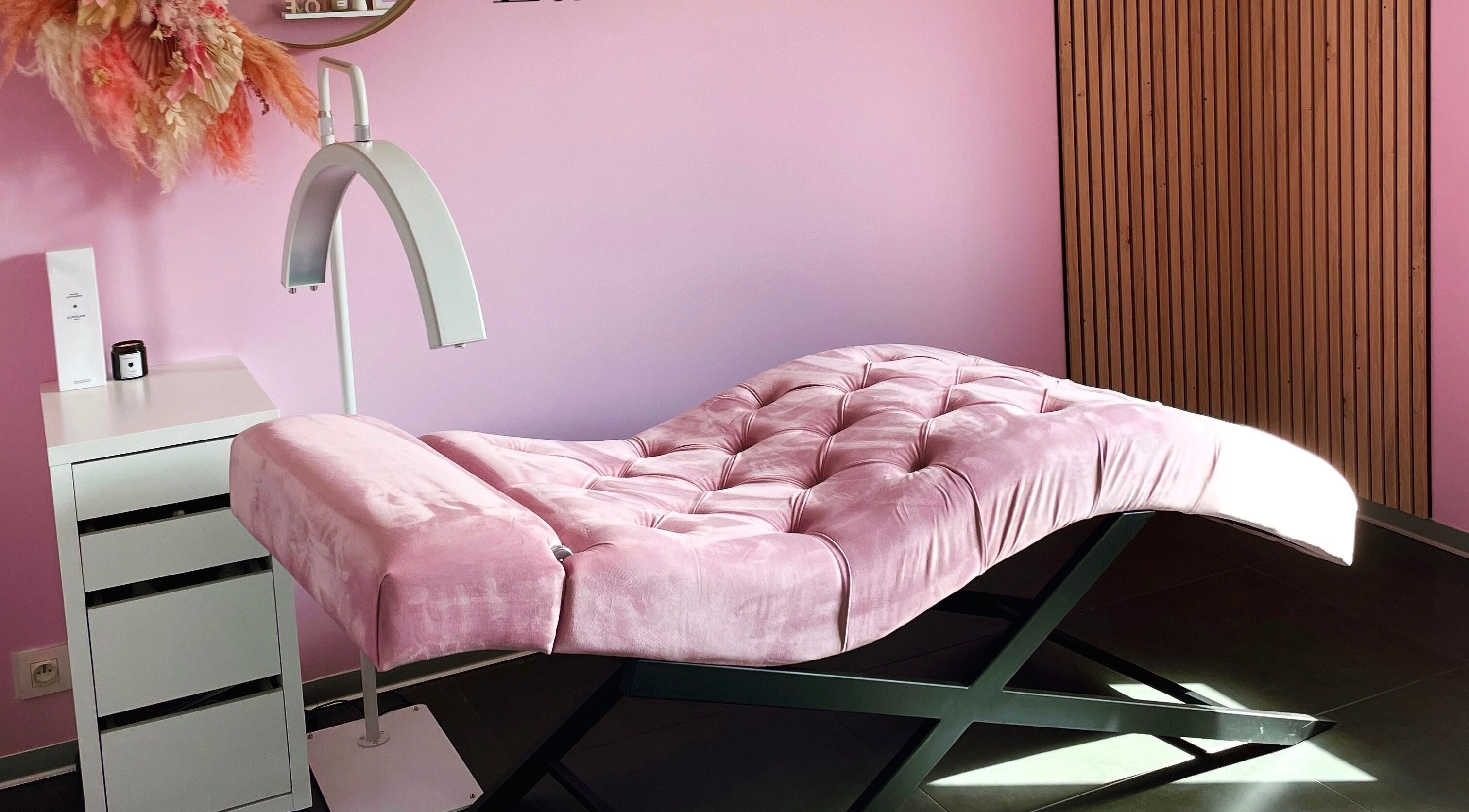 Cabine rose élégante à La beauté rosée, Hirsingue, Grand Est, FR pour détente et soins.