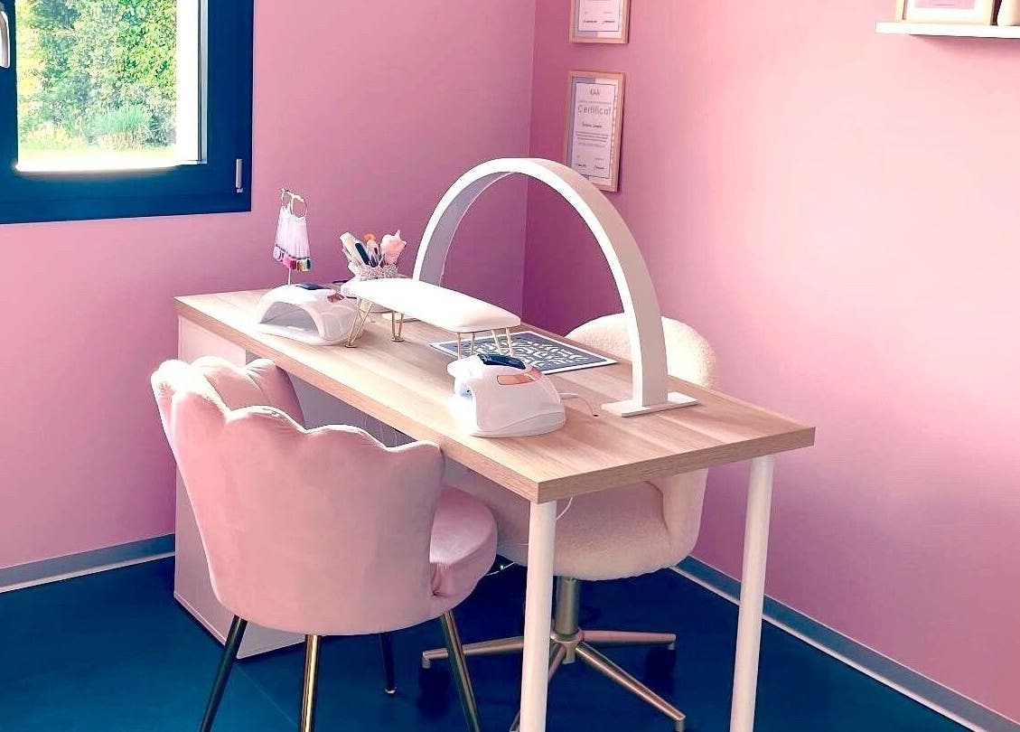 Espace manucure élégant à La beauté rosée, Hirsingue, Grand Est, FR.