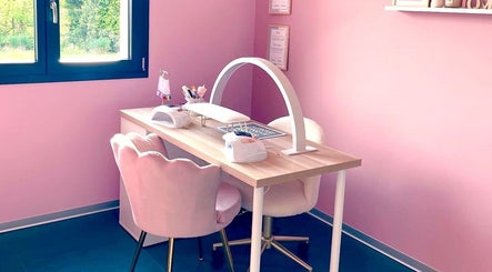 Espace manucure élégant à La beauté rosée, Hirsingue, Grand Est, FR.