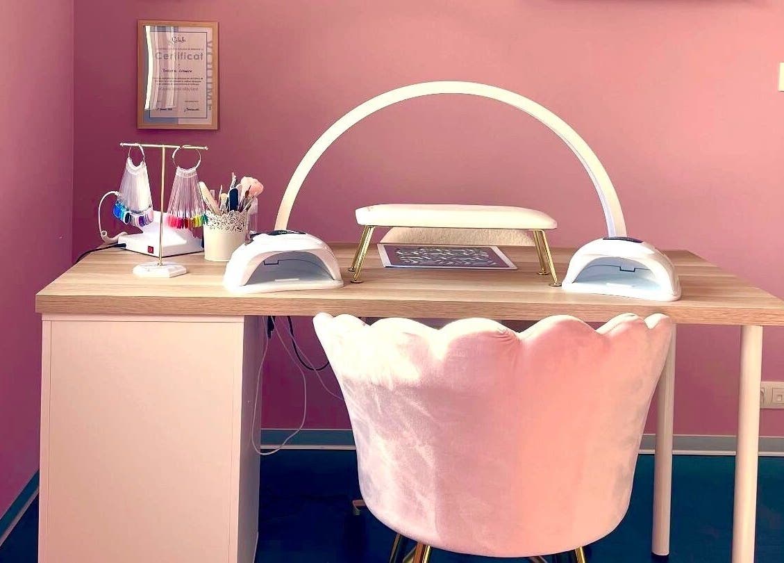 Poste de manucure raffiné chez La beauté rosée, Hirsingue, Grand Est, FR avec chaise rose et décor chic.
