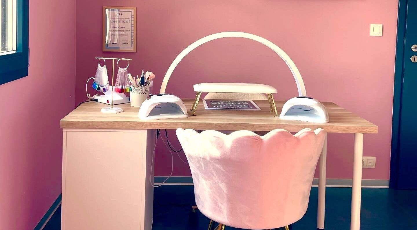 Poste de manucure raffiné chez La beauté rosée, Hirsingue, Grand Est, FR avec chaise rose et décor chic.