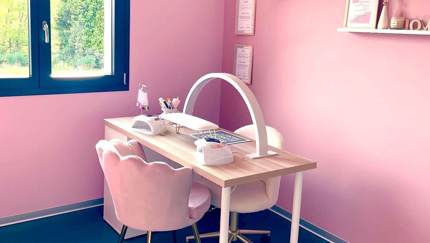 Espace de manucure élégant à La Beauté Rosée, Hirsingue, Grand Est, FR, avec chaise rose et lampes professionnelles.