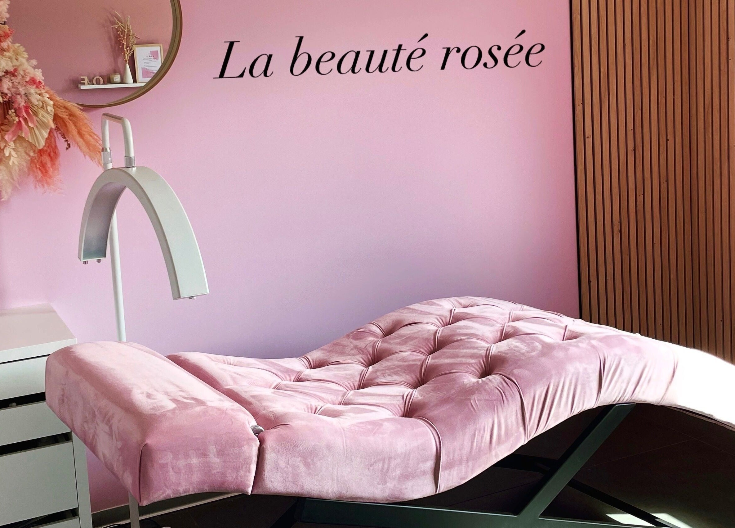Salle rose élégante de La Beauté Rosée à Hirsingue, Grand Est, FR avec un fauteuil de soin moderne.