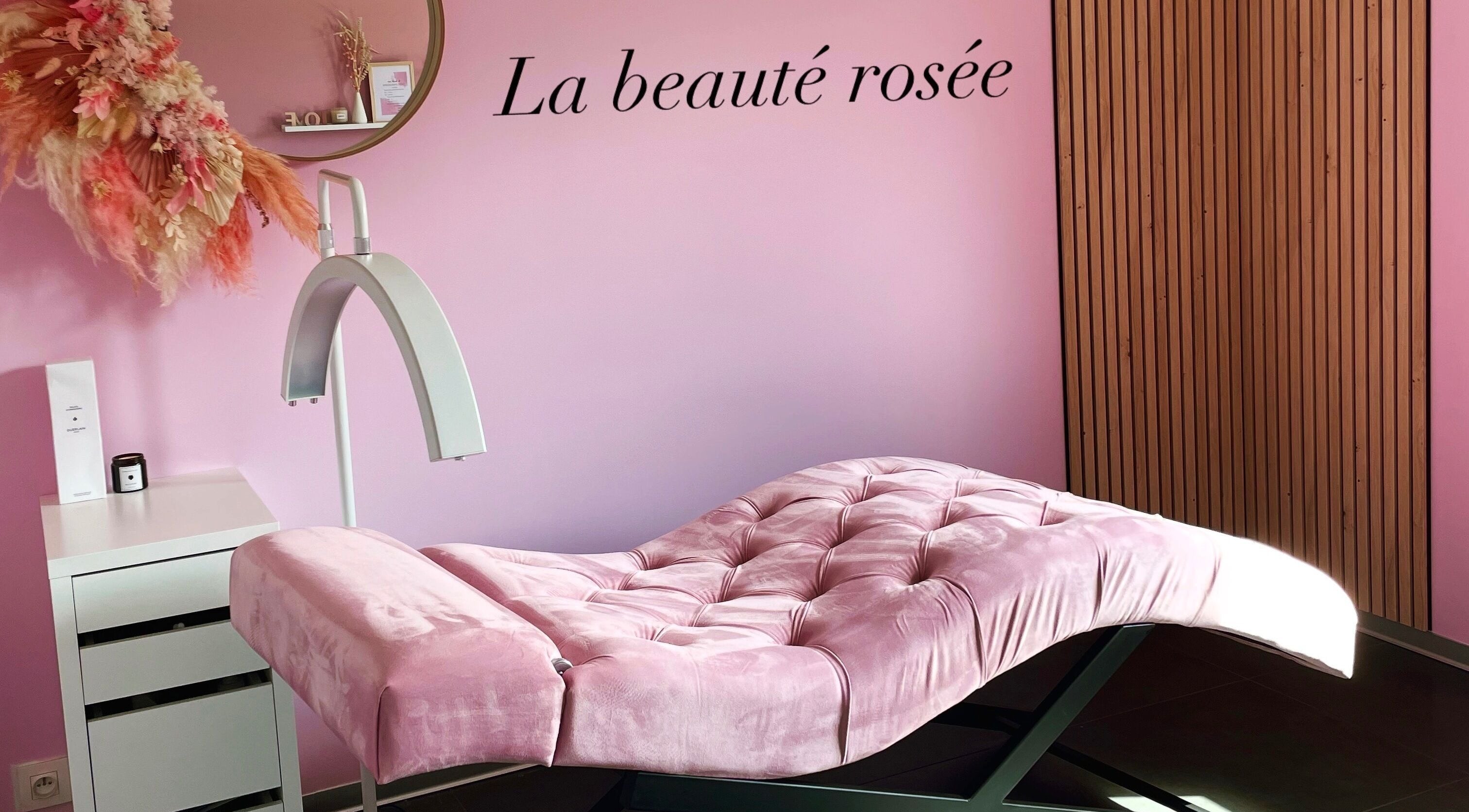 Salle rose élégante de La Beauté Rosée à Hirsingue, Grand Est, FR avec un fauteuil de soin moderne.