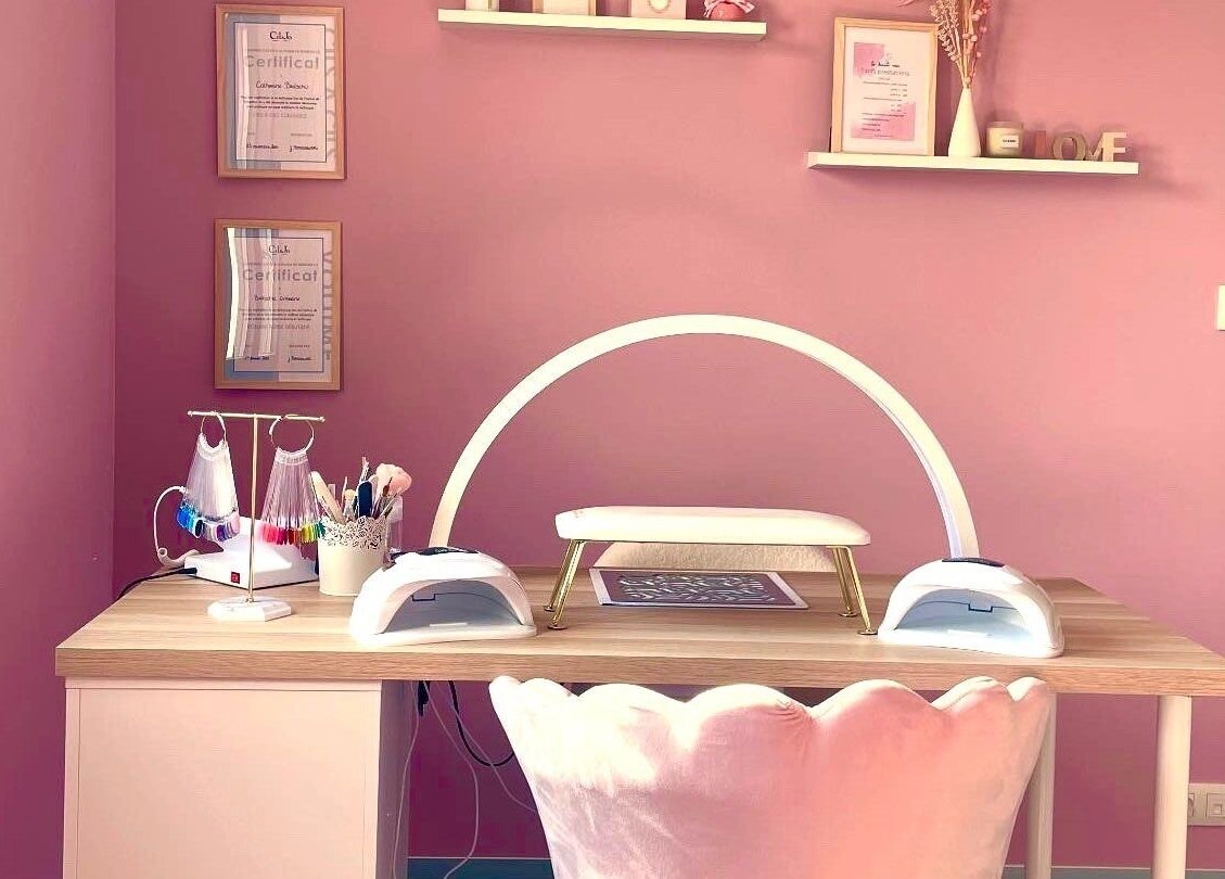 Espace manucure élégant à La Beauté Rosée, Hirsingue, Grand Est, FR, avec murs roses et décorations modernes.