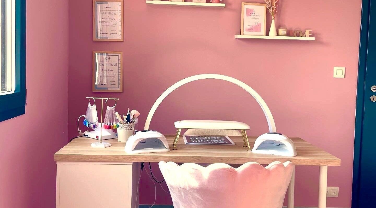 Espace manucure élégant à La Beauté Rosée, Hirsingue, Grand Est, FR, avec murs roses et décorations modernes.