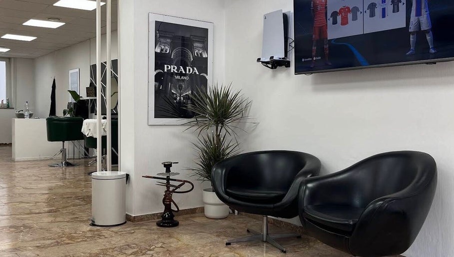 Eleganter Wartebereich bei omrbyln, Stuttgart, Baden-württemberg, DE mit modernen Sesseln.