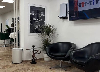 Eleganter Wartebereich bei omrbyln, Stuttgart, Baden-württemberg, DE mit modernen Sesseln.