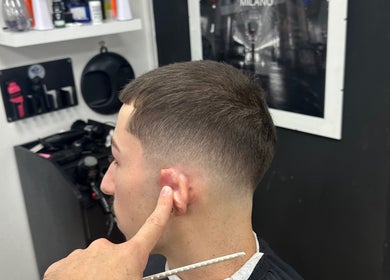 Moderner Haarschnitt bei omrbyln in Stuttgart, Baden-Württemberg, DE zeigt präzise Friseurkunst.