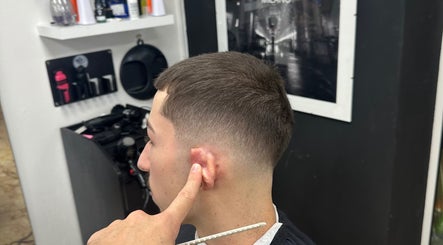 Moderner Haarschnitt bei omrbyln in Stuttgart, Baden-Württemberg, DE zeigt präzise Friseurkunst.