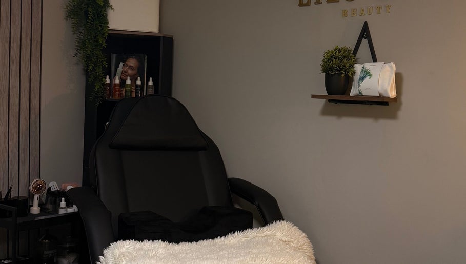 Relaxing treatment chair in Lilsluxebeauty on Hewell Lane, England, GB with elegant shelf decor.