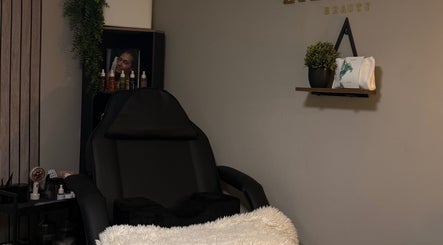 Relaxing treatment chair in Lilsluxebeauty on Hewell Lane, England, GB with elegant shelf decor.