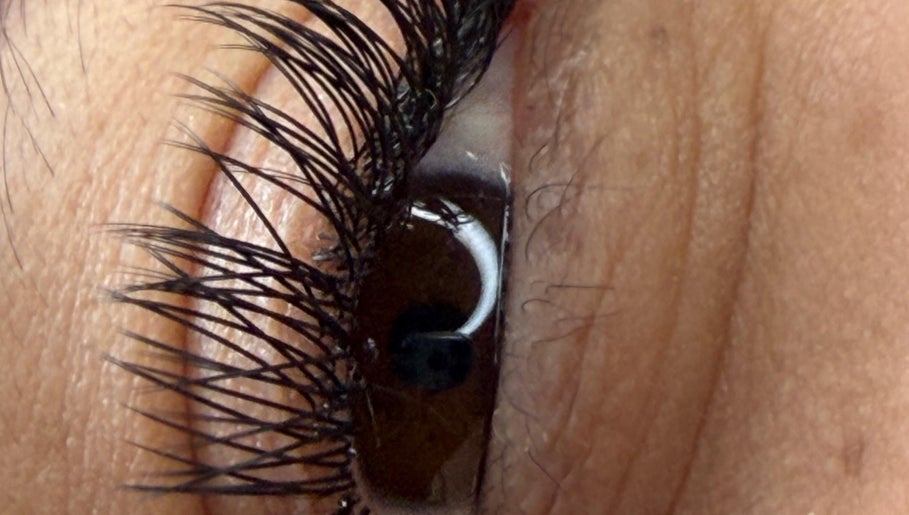 Closeup of expertly applied lashes at Genové Lashes, Byhalia, Mississippi, US for voluminous beauty.