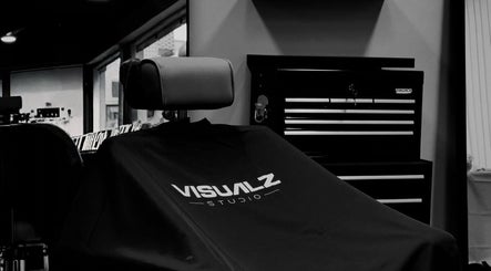 Interior do Visualz Studio - Barbershop em Alverca Do Ribatejo, Lisboa, PT com cadeira de cabeleireiro.