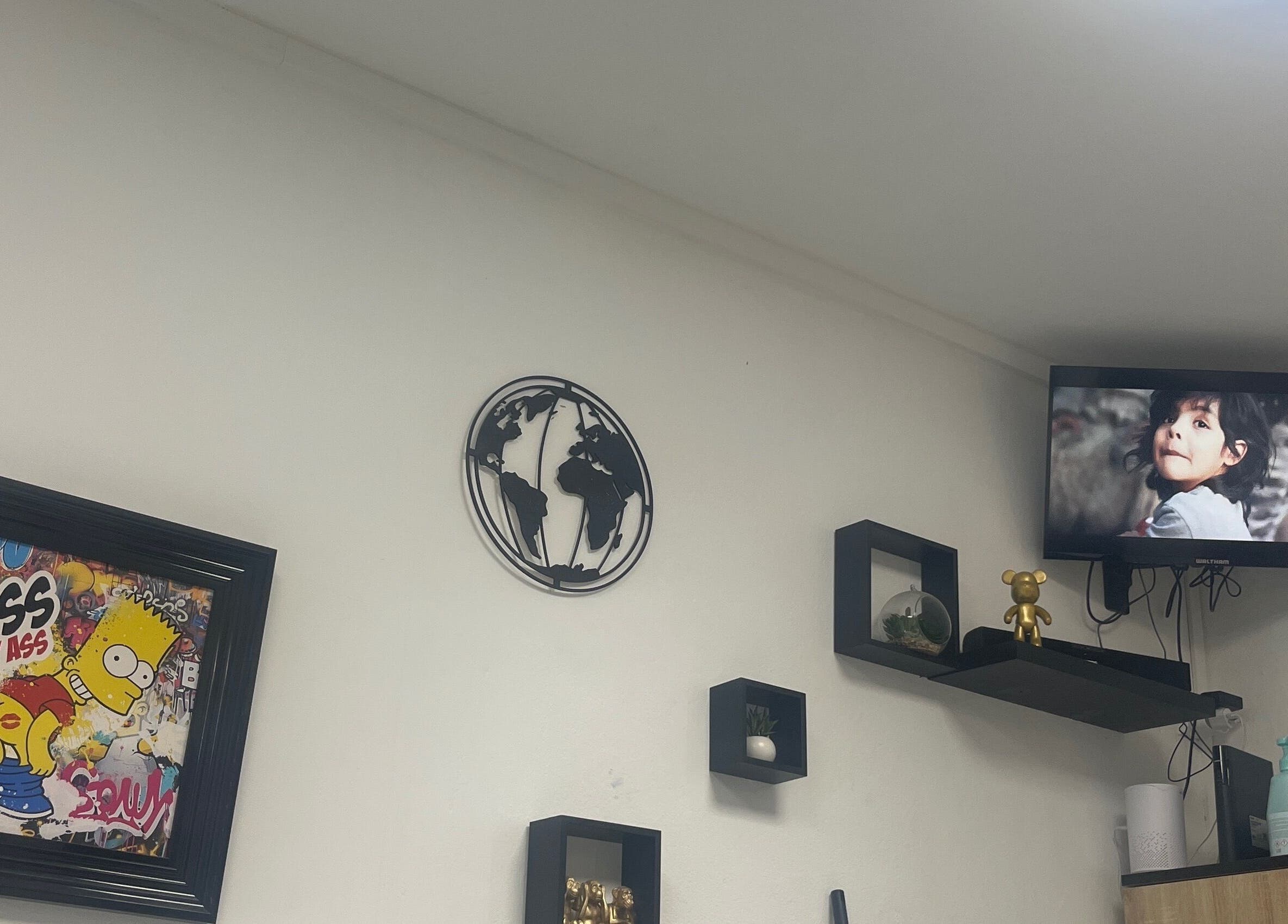 Décor moderne à Universal’s barber, Le Moule, Grande-terre avec affiches et étagères murales.