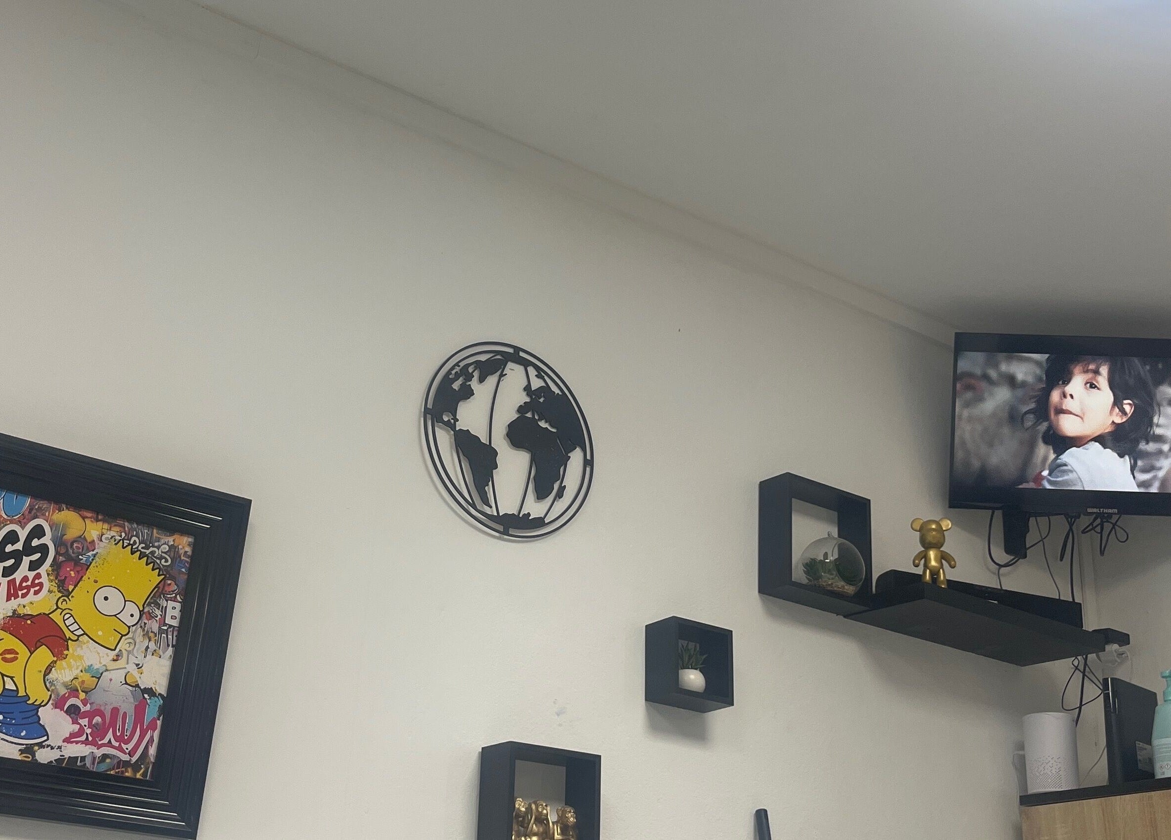 Décor moderne à Universal’s barber, Le Moule, Grande-terre avec affiches et étagères murales.